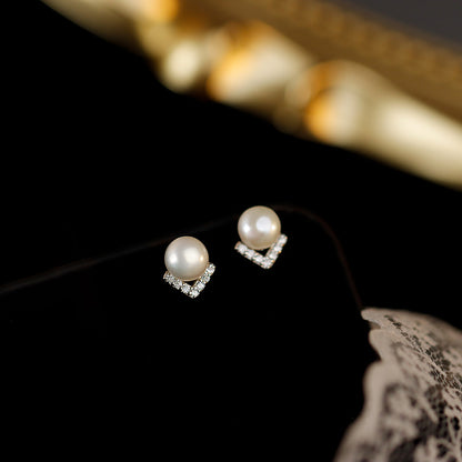 Retro pearl earrings, autumn and winter niche design, diamond-studded V-shaped earrings